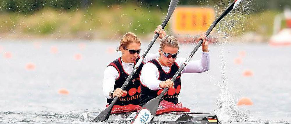 Potsdamer Erfolgsduo. Katrin Wagner-Augustin und Franziska Weber (rechts) gewannen bei den Deutschen Meisterschaften in Köln je sechsmal, viermal davon gemeinsam im Boot, wie hier im Zweierkajak über 500 Meter.