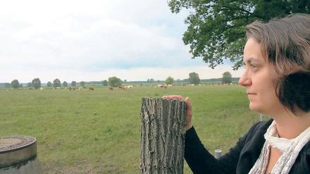 Bedrohte Idylle. Kathrin Voigt bietet Bert Groenstege die Stirn. Auf dieser Weide in Gumtow (Prignitz) will der niederländische Investor eine Hähnchenmastanlage für 400 000 Tiere bauen. Mit ihrer Familie lebt Kathrin Voigt nur rund 750 Meter Luftlinie von der geplanten Anlage entfernt.