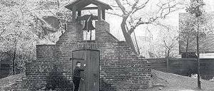 Wenn die Glocke klingelt. Die Schulglocke auf dem Hof der Schule Friedrich-Kirchplatz (Weberplatz). Hier befindet sich heute der Spielplatz des Kindergartens „Weberspatzen“.