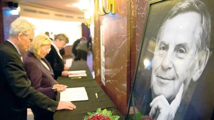 Gedenkfeier für Lothar Bisky. Besucher kondolieren in der Volksbühne.