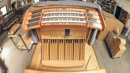 Auf Abruf. Der Orgel-Spieltisch für Taiwan steht immer noch in Werder.