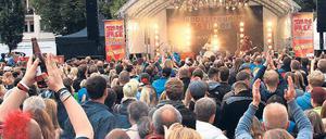 Massenandrang. Dank der Sportfreunde Stiller war der Luisenplatz am Sonntag so voll wie schon lange nicht mehr. Die Stimmung stieg trotzdem nur langsam.