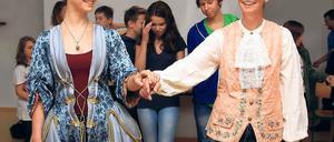 Haltung bewahren und lächeln. Victoria und Constanze Beyer (v. l.) zeigen den hibbeligen Achtklässlern der Neuen Gesamtschule Babelsberg, wie es geht. Im Rahmen des Geschichtsunterrichts wurden am gestrigen Freitag historische Tänze ausprobiert.