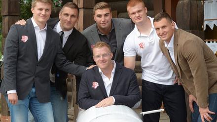 Unsere Jungs für Sotschi: Die Potsdamer Bobsportler Christian Poser, Kevin Kuske, Jan Speer, Tino Paasche, Gino Gerhardi und Manuel Machata (vorn), ( v. l.).