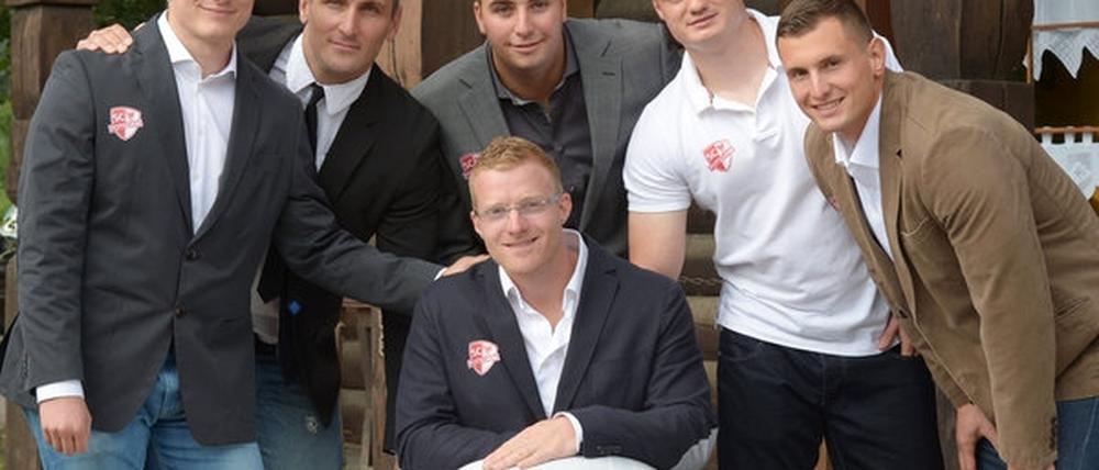 Unsere Jungs für Sotschi: Die Potsdamer Bobsportler Christian Poser, Kevin Kuske, Jan Speer, Tino Paasche, Gino Gerhardi und Manuel Machata (vorn), ( v. l.).