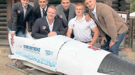 Im Team Sotschi des Landes Brandenburg. Christian Poser, Kevin Kuske, Manuel Machata, Jan Speer, Tino Paasche und Gino Gerhardi (v. l.). Petra Lammert fehlte gestern.