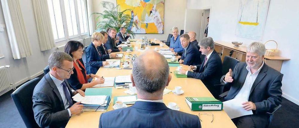 Regieren, entscheiden, schlichten. Brandenburgs neuer Ministerpräsident Dietmar Woidke (vorn) hat eine Menge zu tun.