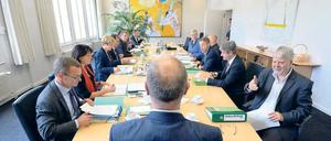 Regieren, entscheiden, schlichten. Brandenburgs neuer Ministerpräsident Dietmar Woidke (vorn) hat eine Menge zu tun.