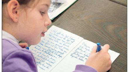 Der Traum für Eltern und Lehrer: Schöne Geschichte, schön geschrieben und dann auch noch fast fehlerfrei. Doch so sieht es leider nicht immer in den Schreibheften aus. Vor allem Pädagogen, die die „Lesen durch Schreiben“-Methode in Reinform vermitteln, werden wohl selten solche Ergebnisse vorzeigen können.
