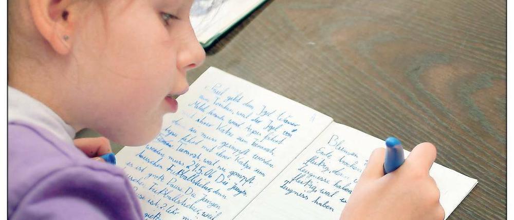Der Traum für Eltern und Lehrer: Schöne Geschichte, schön geschrieben und dann auch noch fast fehlerfrei. Doch so sieht es leider nicht immer in den Schreibheften aus. Vor allem Pädagogen, die die „Lesen durch Schreiben“-Methode in Reinform vermitteln, werden wohl selten solche Ergebnisse vorzeigen können.