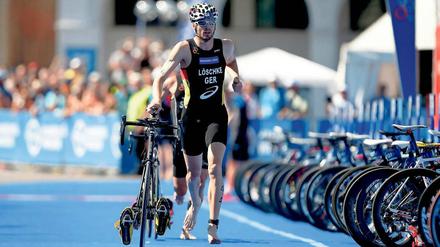 In der Wechselzone. Franz Löschke vom Team Triathlon Potsdam will beim WM-Finale am Sonntag in London möglichst rasch vom Schwimmen aufs Rad kommen, um auf der schnellen Strecke im Hyde Park vorn mitmischen zu können, ehe es ans Laufen geht.