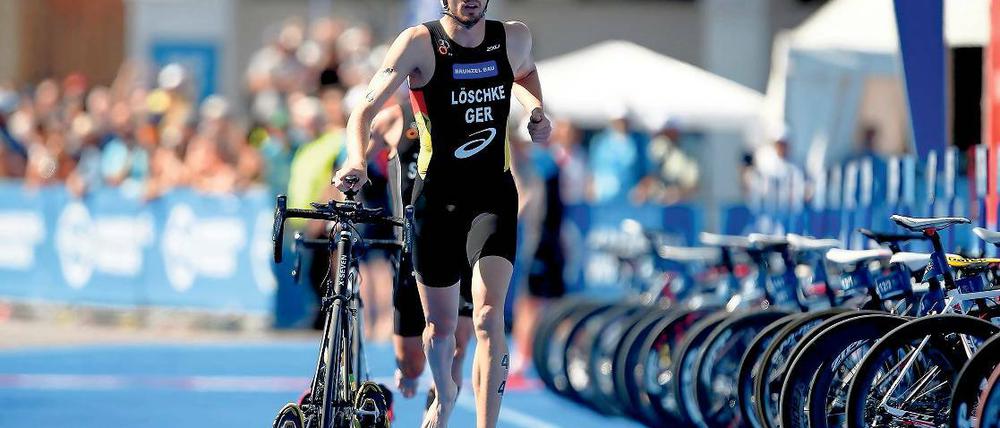 In der Wechselzone. Franz Löschke vom Team Triathlon Potsdam will beim WM-Finale am Sonntag in London möglichst rasch vom Schwimmen aufs Rad kommen, um auf der schnellen Strecke im Hyde Park vorn mitmischen zu können, ehe es ans Laufen geht.
