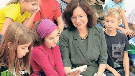 Vertieft. Iris Jana Magdowski und Schüler der Rosa-Luxemburg-Schule.