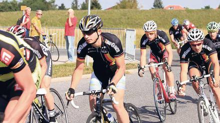 Erneut dabei. Beim „3. Rund im Gewerbegebiet“ am Sonntag in Stahnsdorf gehen in diesem Jahr neben den nichtbehinderten Radsportlern (im Bild links, Vorjahressieger Christoph Pfingsten) auch wieder Sportler mit Handicap auf die Strecke.