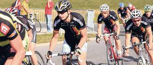 Erneut dabei. Beim „3. Rund im Gewerbegebiet“ am Sonntag in Stahnsdorf gehen in diesem Jahr neben den nichtbehinderten Radsportlern (im Bild links, Vorjahressieger Christoph Pfingsten) auch wieder Sportler mit Handicap auf die Strecke.