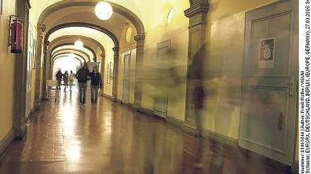 Erinnerung im Vorbeigehen. Der Flur der Ossietzky-Schule, die heute ein Gymnasium ist.