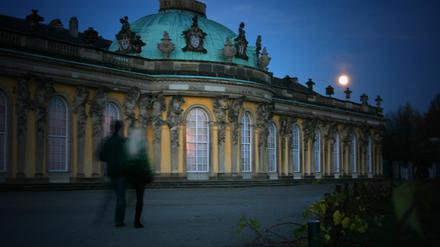 Zwischenstopp in Sanssouci: Fünf Inder sind mit dem Taxi durch Europa gereist.