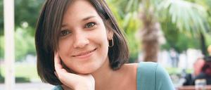 Mit Körperaufrichtung und Stimmübungen. Die Brasilianerin Claudia Jennings ist ausgebildete Chor- und Orchesterleiterin, sie übernimmt jetzt das Claudiusensemble und den Jugendkammerchor.