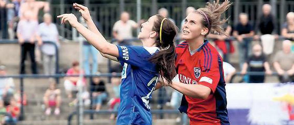 Kein Traumstart. Lisa Evans (l.) – hier im Duell mit der Ex-Potsdamerin Carolin Schiewe – musste sich mit Turbine am Sonntag gegen Jena mit einem 1:1 begnügen.