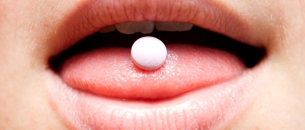 Wenn die Pille erstmal auf der Zunge liegt, ist alles gut. Doch Kassenpatienten müssen viel länger darauf warten.