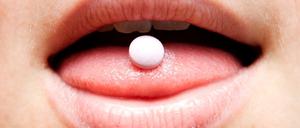 Wenn die Pille erstmal auf der Zunge liegt, ist alles gut. Doch Kassenpatienten müssen viel länger darauf warten.