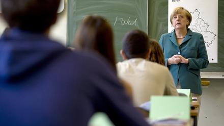 Unterricht bei Angela Merkel? Politiker sollten im Wahlkampf nicht in Schulen. Oder doch?