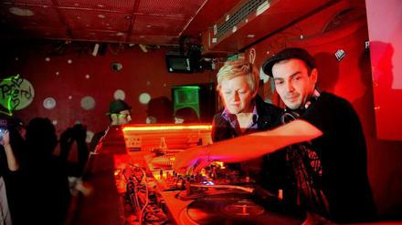 m "Morlox" in Friedrichshain lässt sich Renate Künast die Turntables zeigen. In ein paar Wochen geht die Musik hier aus. Der Club muss Eigentumswohnungen weichen.