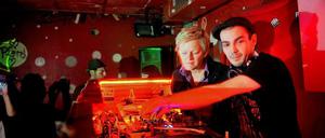 m "Morlox" in Friedrichshain lässt sich Renate Künast die Turntables zeigen. In ein paar Wochen geht die Musik hier aus. Der Club muss Eigentumswohnungen weichen.