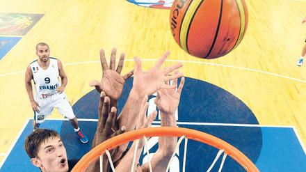 Eindeutig vielseitig. Der 22 Jahre alte Giffey (links, hier beim Supercup gegen Mazedonien) bringt alle Fähigkeiten mit, die ein moderner Basketballer benötigt.