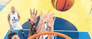 Eindeutig vielseitig. Der 22 Jahre alte Giffey (links, hier beim Supercup gegen Mazedonien) bringt alle Fähigkeiten mit, die ein moderner Basketballer benötigt.