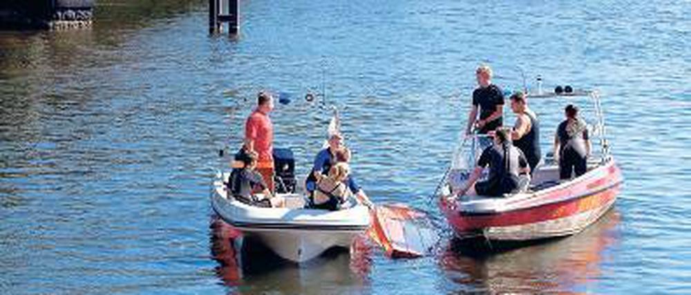 Aufgetaucht. Das versenkte Boot wurde schwer beschädigt geborgen.