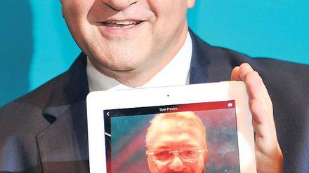 Da freut sich einer. Frank Henkel, mit und ohne Bart – und einer Ifa-Spielerei.
