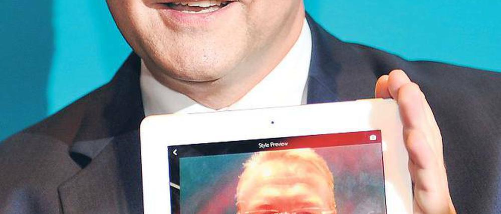 Da freut sich einer. Frank Henkel, mit und ohne Bart – und einer Ifa-Spielerei.