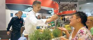 Probe gefällig? Gourmetkoch Ronny Pietzner kocht auf der Ifa einmal stündlich und bietet seine Kaffee-Kreationen den Besucher an.