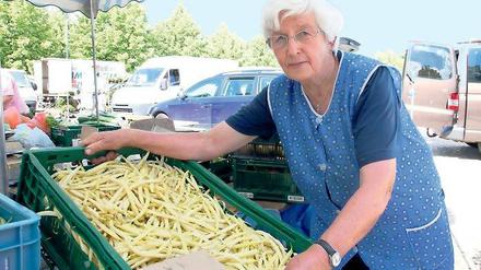 Es ist Markttag. Brigitte Krause an ihrem Stand auf dem Bassinplatz.