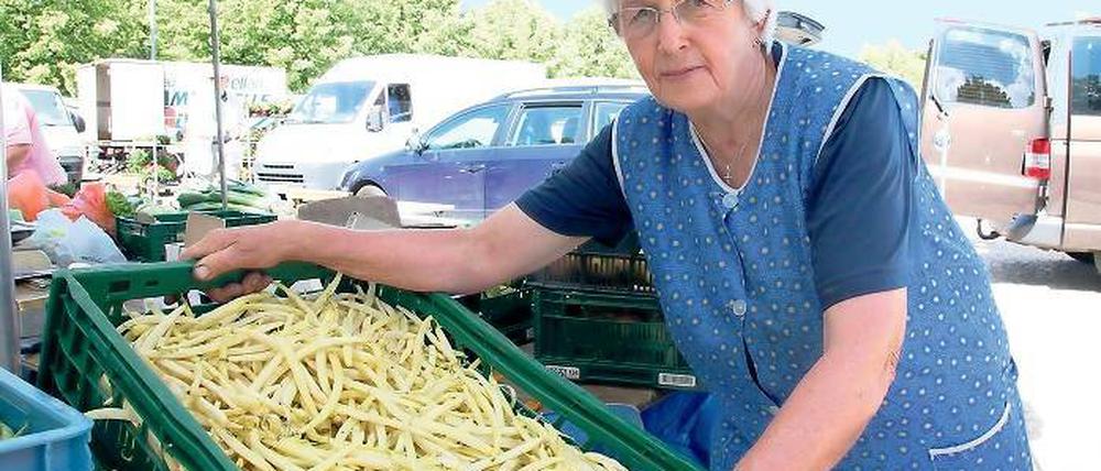 Es ist Markttag. Brigitte Krause an ihrem Stand auf dem Bassinplatz.