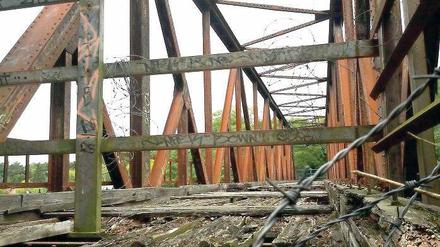 Schwer beschädigt. Die Bahn stellt den Kommunen der Region Teltow frei, die Brücke zu bewahren. Dazu müssten sie das Bauwerk erwerben und anschließend sanieren. Es könnte dann von Fußgängern oder Radfahrern genutzt werden.