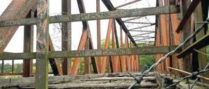 Schwer beschädigt. Die Bahn stellt den Kommunen der Region Teltow frei, die Brücke zu bewahren. Dazu müssten sie das Bauwerk erwerben und anschließend sanieren. Es könnte dann von Fußgängern oder Radfahrern genutzt werden.