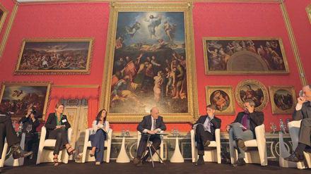 Podium. Ines Pohl, Annalisa Piras, Anna Diamantopoulou, Tim Sebastian, Tomasz Lis, Xavier Vidal-Folch und Simon Jenkins (v.l.) diskutierten beim M100.