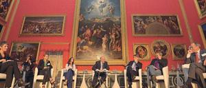 Podium. Ines Pohl, Annalisa Piras, Anna Diamantopoulou, Tim Sebastian, Tomasz Lis, Xavier Vidal-Folch und Simon Jenkins (v.l.) diskutierten beim M100.
