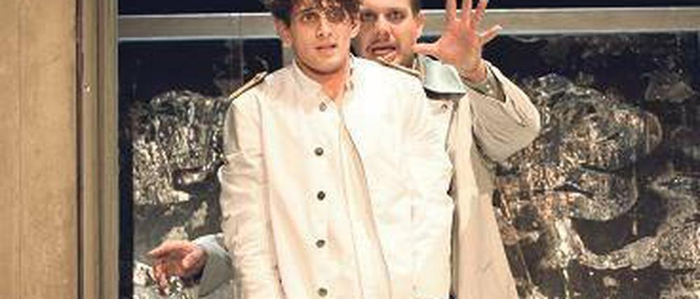 Teuflisch.Der Baron (Björn Geske) trifft auf Timm (Bardo Böhlefeld, l.)