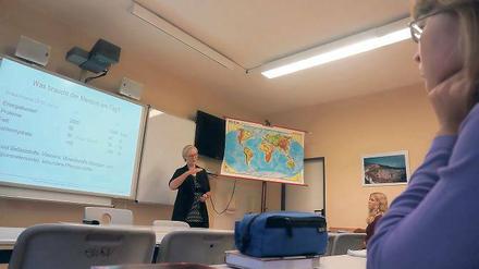 Müssen wir alle Vegetarier werden? Gudrun Kammasch hat den Hörsaal gegen ein Klassenzimmer im Teltower Kant-Gymnasium getauscht. Die Professorin hält einen Vortrag zum Thema Ernährung im Rahmen des „Rent your Prof“-Programms.