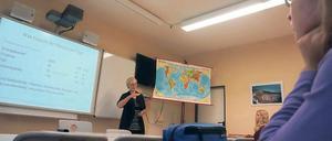 Müssen wir alle Vegetarier werden? Gudrun Kammasch hat den Hörsaal gegen ein Klassenzimmer im Teltower Kant-Gymnasium getauscht. Die Professorin hält einen Vortrag zum Thema Ernährung im Rahmen des „Rent your Prof“-Programms.