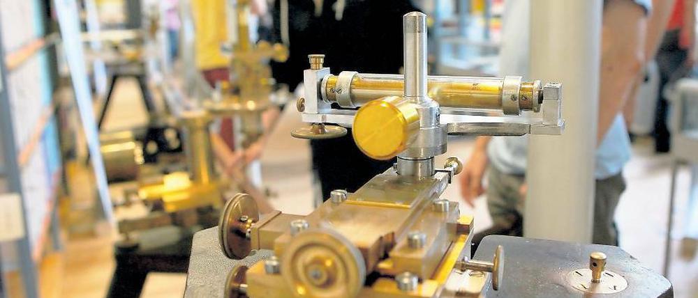 Im Lot. Eine Lotstange, mit der Messstrecken geeicht wurden.