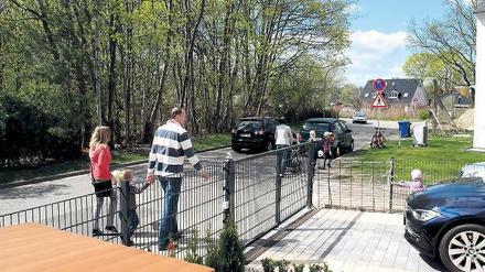 Riskant. Fußgänger und Autos kommen sich in der Kurve gefährlich nah.