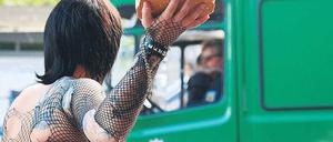 Unfreundlicher Empfang. Nicht nur beim 1. Mai – wie auf diesem Archivbild – müssen Polizisten damit rechnen, dass sie bei einem Einsatz aggressiv angegangen werden.