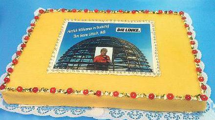 Fertig zum Anstich. Die Torte der Linkspartei liegt der politischen Konkurrenz in Lichtenberg schwer im Magen.
