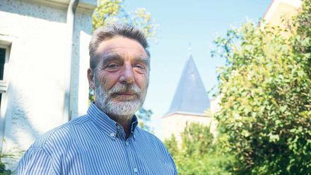 „Pfarrer sind halt alt.“ Als Helmut Kulla mit 28 Jahren seinen Dienst antrat, kam es schon vor, dass jemand an die Tür vom Pfarramt klopfte und nach seinem Vater fragte. Heute sind die blonden Haare von damals einer grauen Strubbelfrisur gewichen.