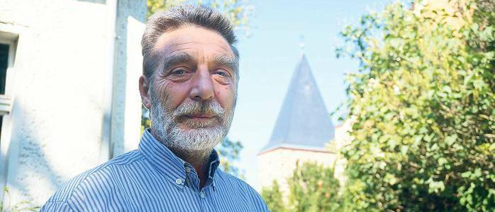 „Pfarrer sind halt alt.“ Als Helmut Kulla mit 28 Jahren seinen Dienst antrat, kam es schon vor, dass jemand an die Tür vom Pfarramt klopfte und nach seinem Vater fragte. Heute sind die blonden Haare von damals einer grauen Strubbelfrisur gewichen.