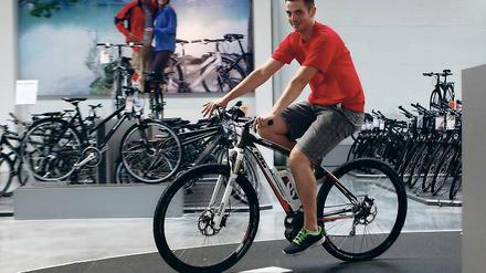 Von wegen Rentnerrad. Im Radhaus in Potsdam werden jetzt sogar Mountainbikes, Falträder und Rennräder mit Elektro-Antrieb angeboten. Die Stadt Potsdam lobt die E-Bikes als umweltfreundliche Alternative zum Auto und will Radschnellwege bauen.